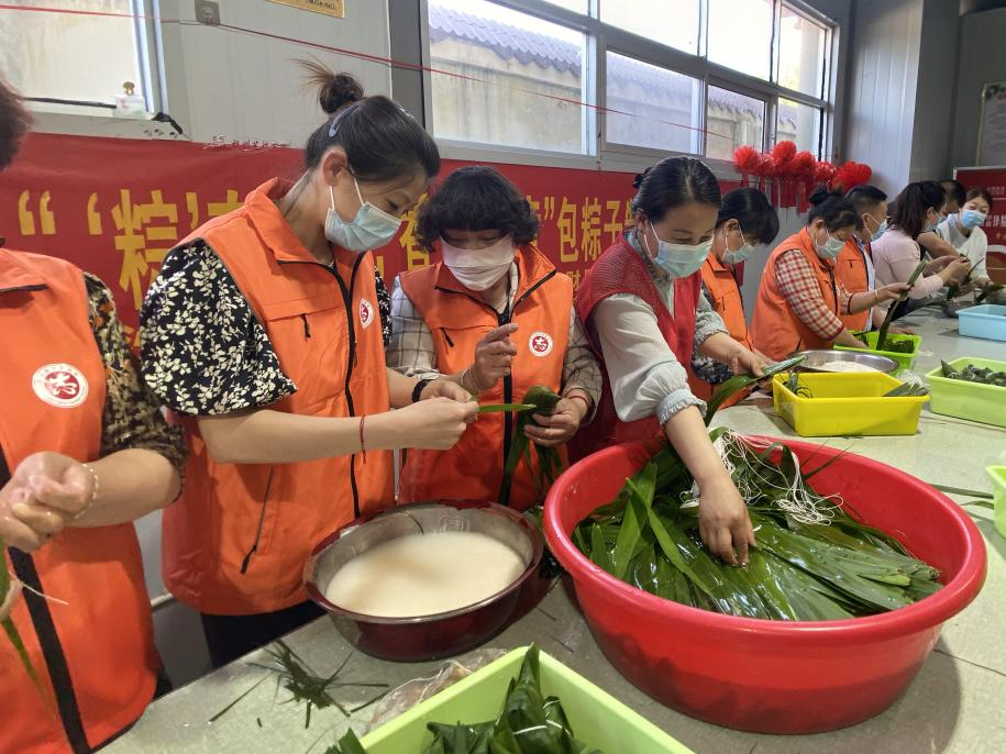 青口供電所黨支部聯(lián)合生產(chǎn)生活服務(wù)中心分會、黃沙坨社區(qū)，共同舉辦“悠悠艾草香 濃濃端午情”系列活動。.png